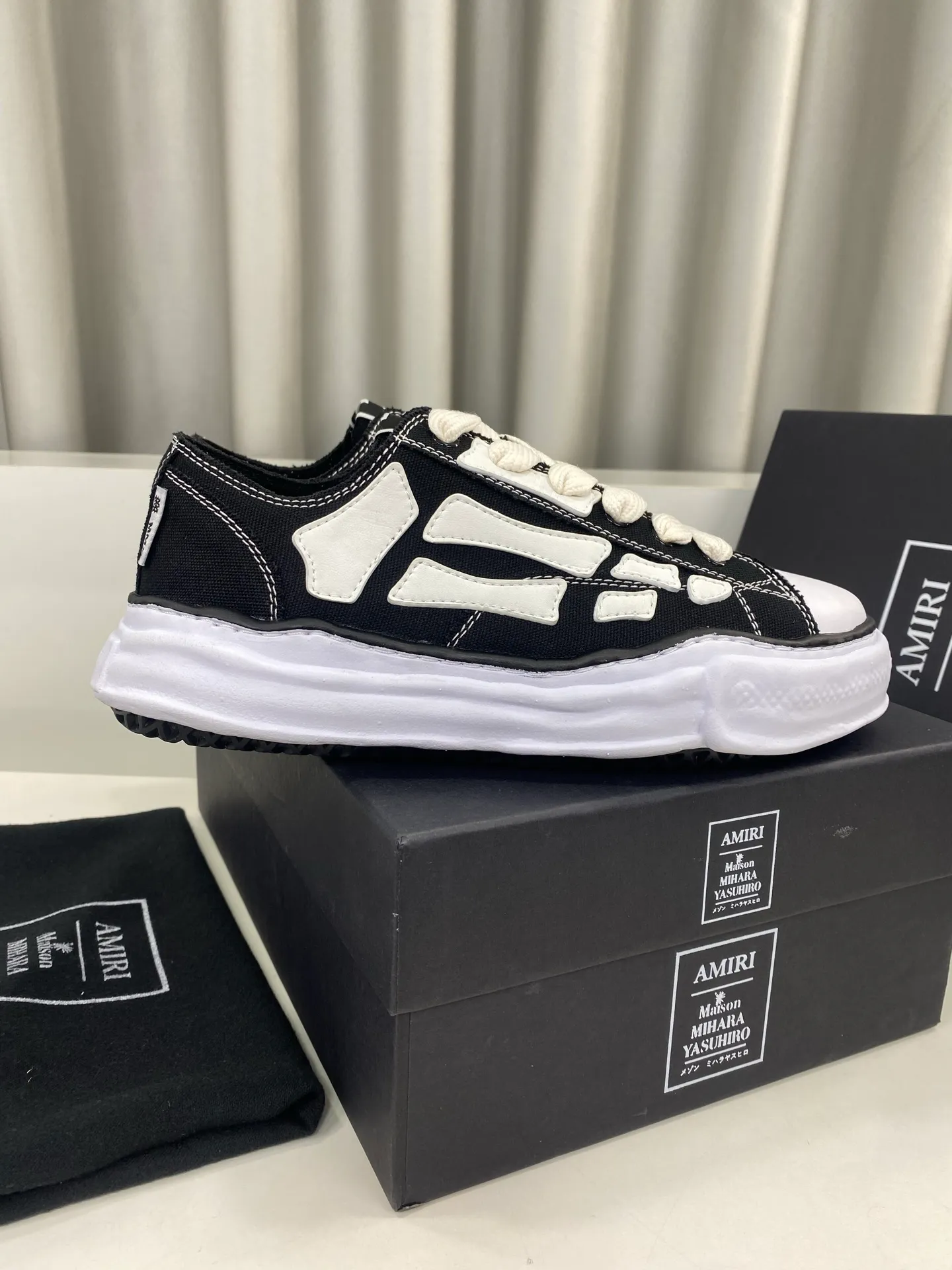 [AMIRI Handmade clay mold soles and AMIRI's iconic BONES leather embroidery details are a major feature of the shoe, showing unique craftsmanship and style🚩 Material: Upper original custom space Monica canvas! Lining: original technical cloth, outsole: original molded steel-stamped EVA foam bottom,